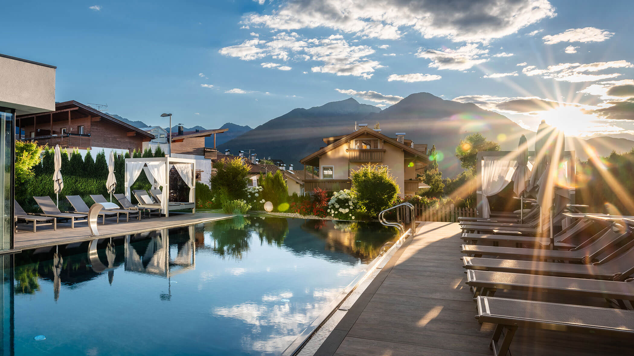 Hotel mit Pool & Sonnenliegen im Freien - Hotel Sun