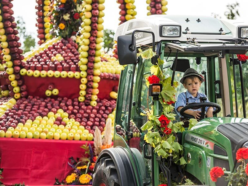 Festa delle mele - ragazzo seduto su un trattore - Hotel Sun
