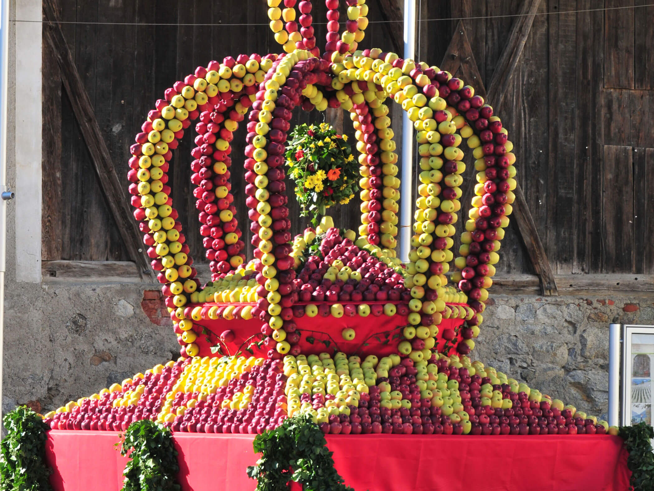 Corona di mele su un galleggiante - dettaglio - Hotel Sun