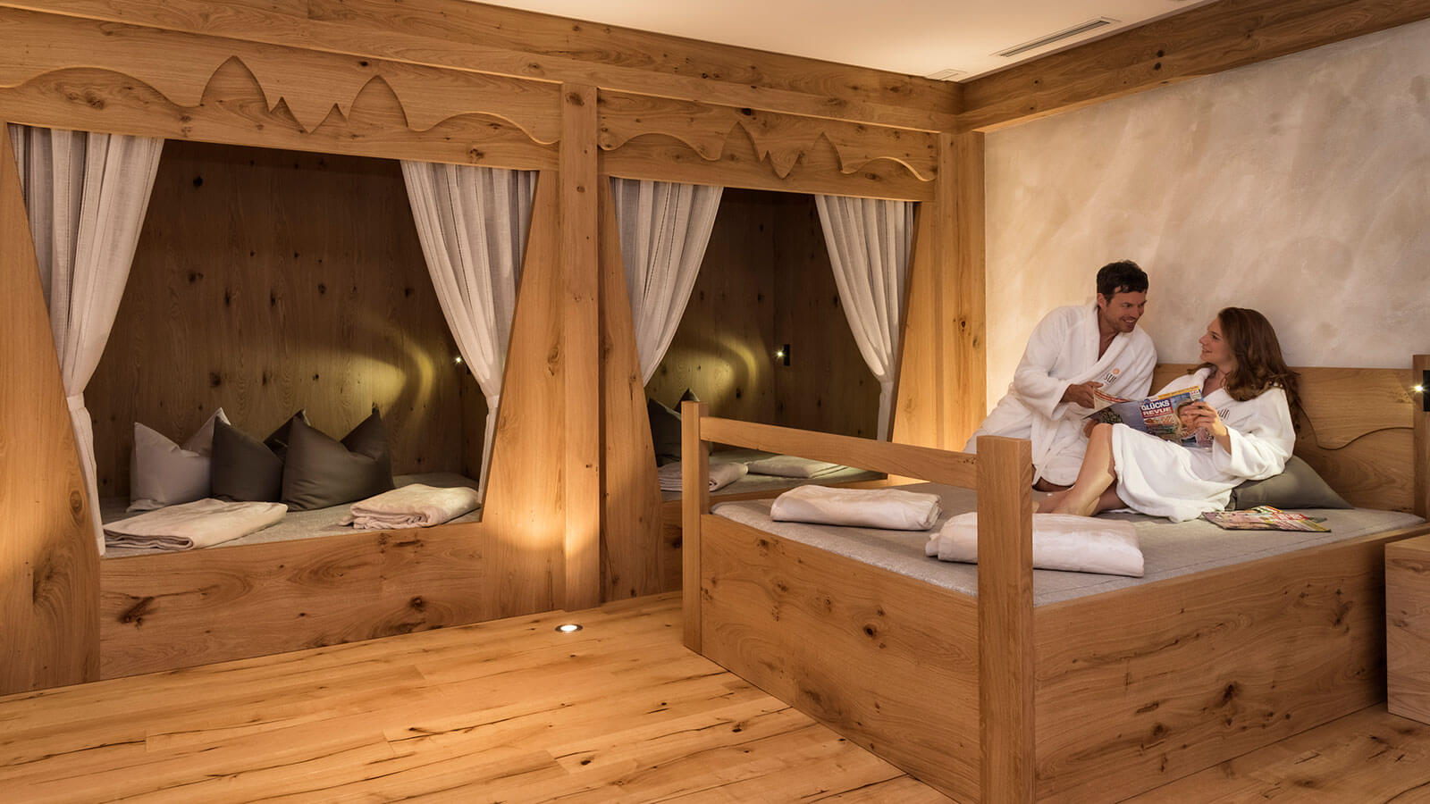 Uomo e donna leggono un giornale nella sala di relax - Hotel Sun