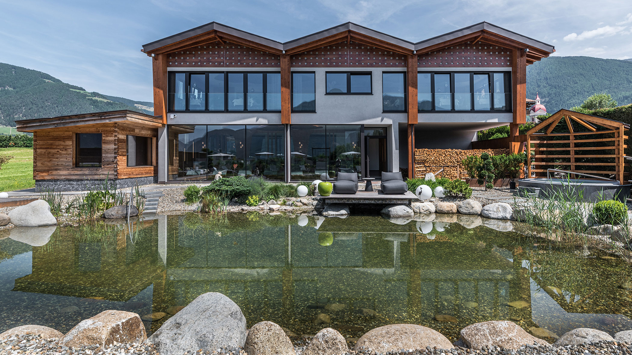 Hotel con laghetto naturale in estate - Hotel Sun