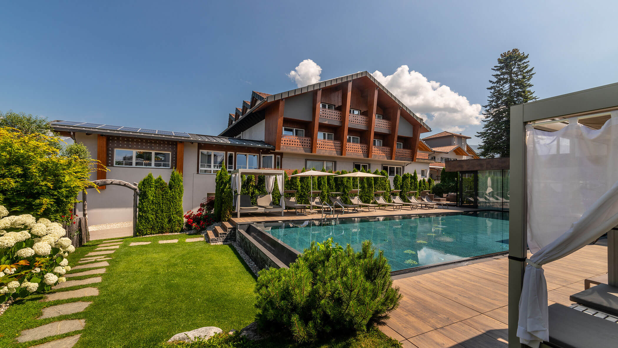 Hotel con piscina esterna in estate - Hotel Sun