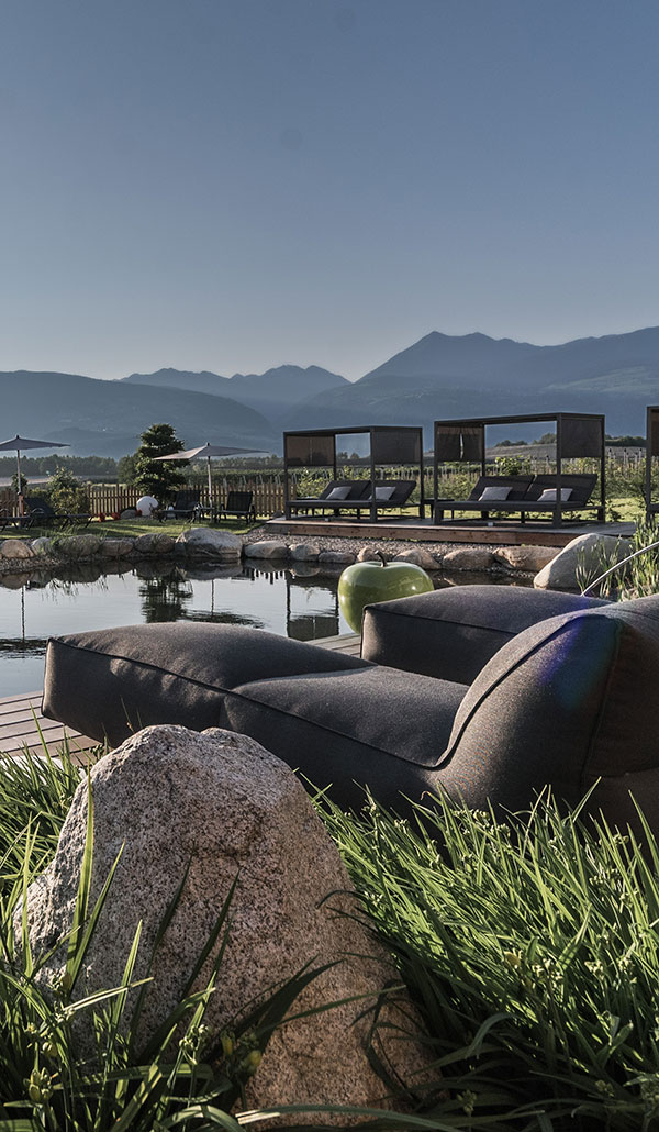 La nostra piscina outdoor al sole