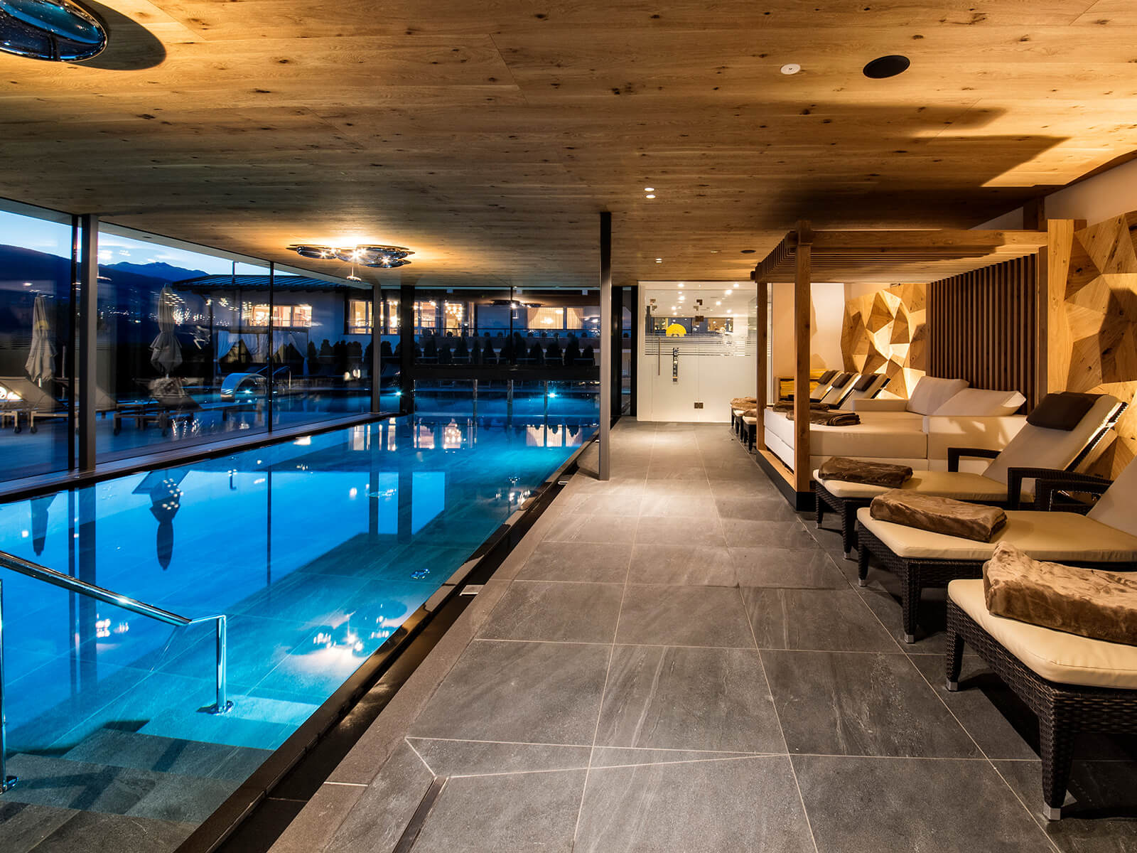 Unser Hotel mit Pool, Naturbade- & Schwimmteich in Südtirol | Sun