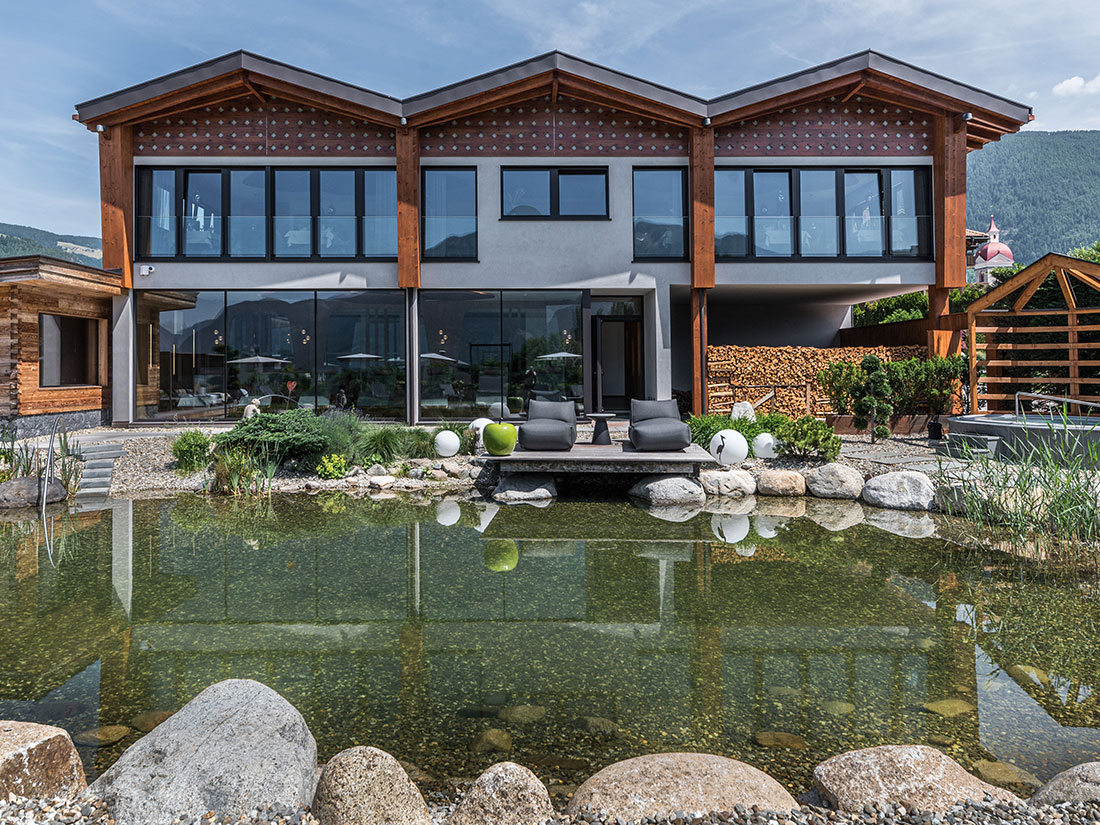 La nostra piscina outdoor al sole