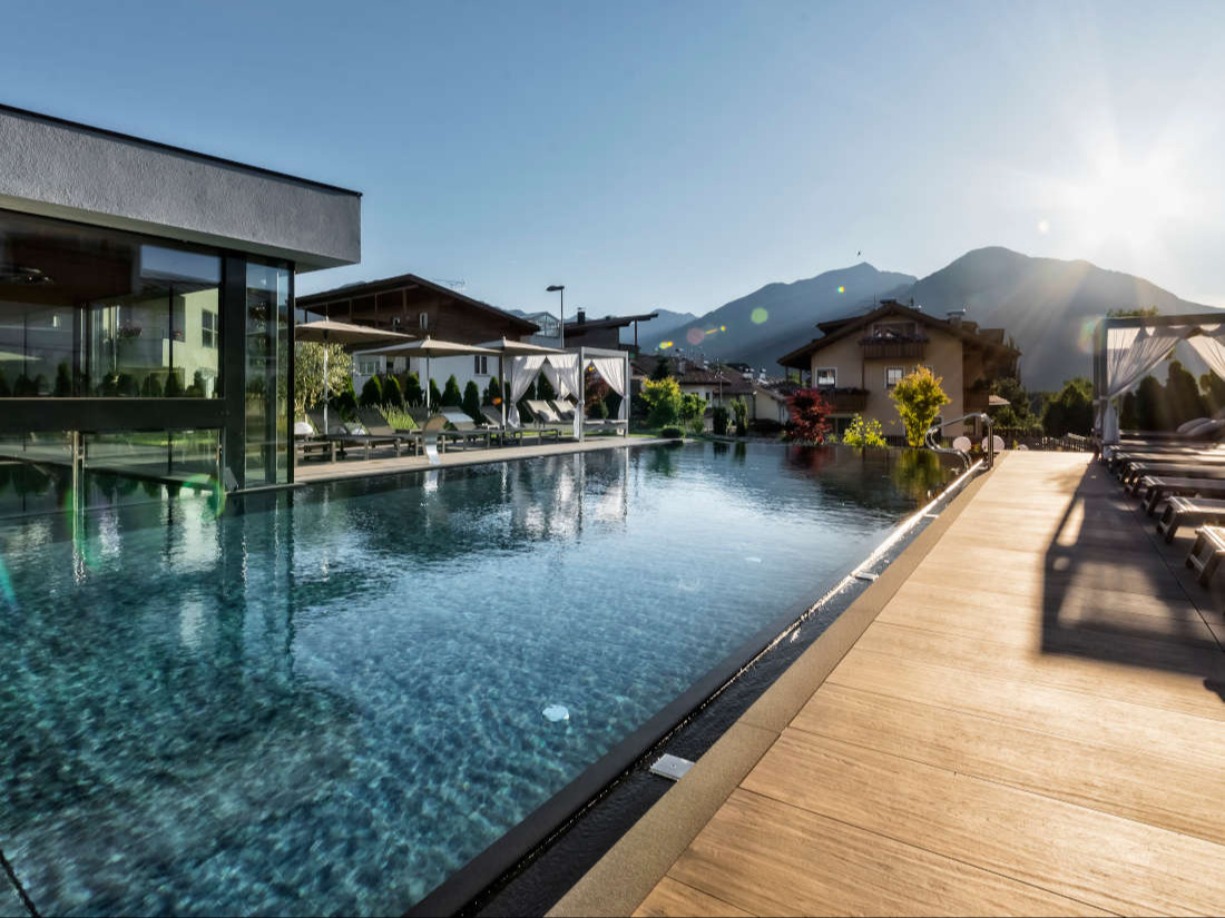 Unser Hotel mit Pool, Naturbade & Schwimmteich in Südtirol Sun